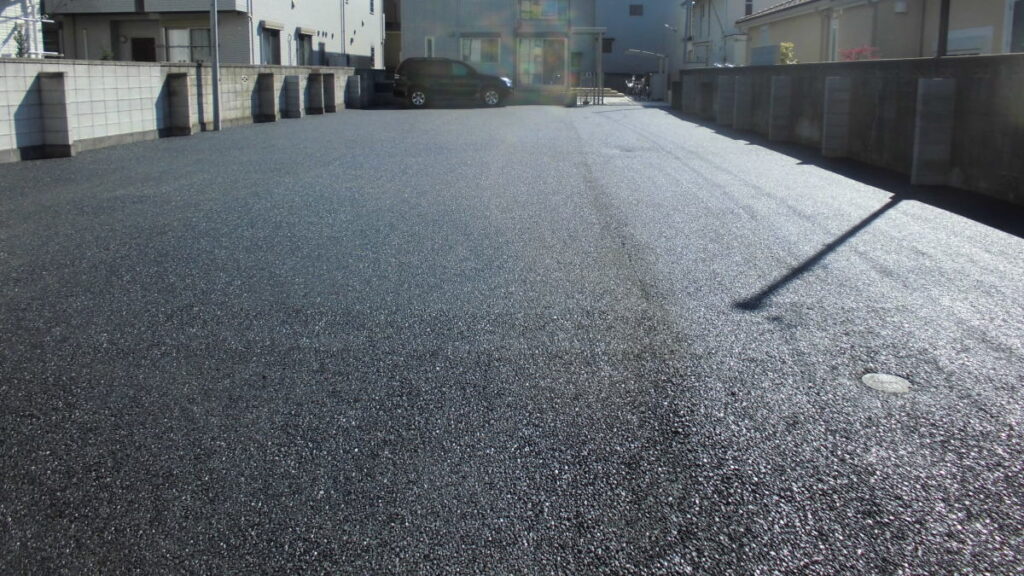 新設の透水性アスファルト舗装の駐車場 ライン工事の費用が分かる!